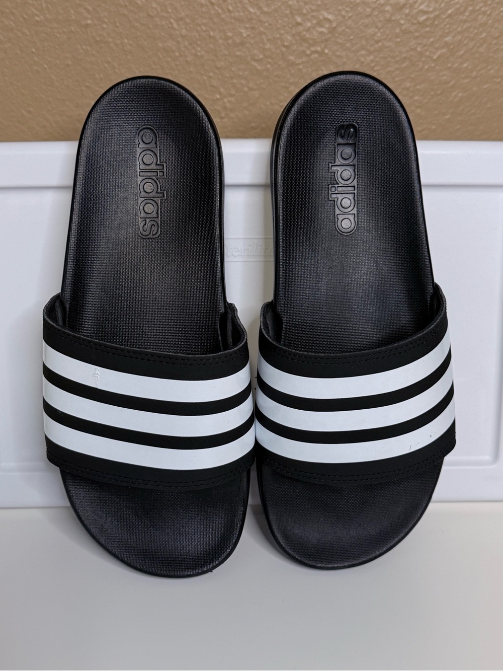 🆕 Adidas Adilette Comfortable Black Slide Sandals Flip Flop White Stripes US 6